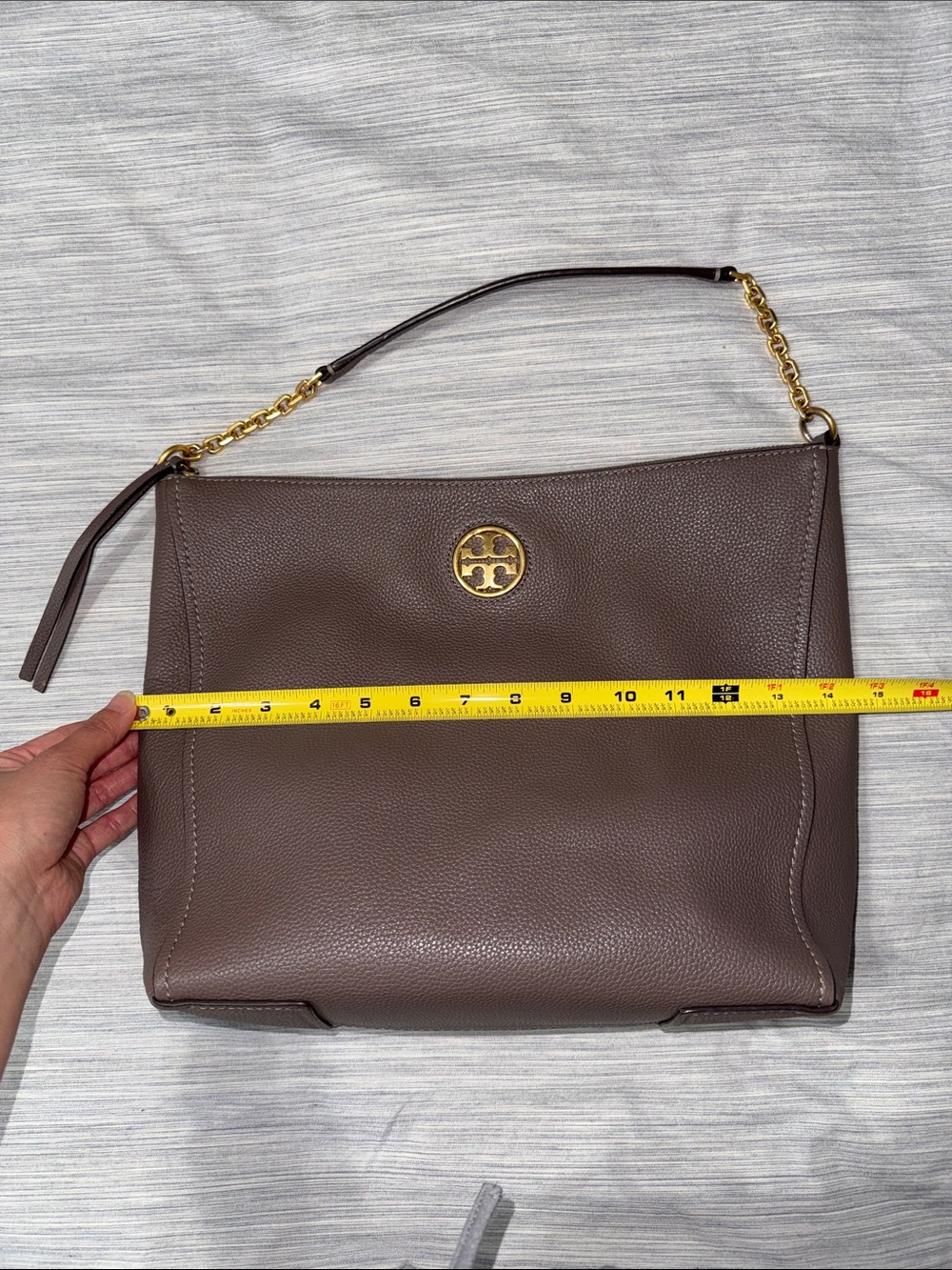 Tory Burch Taupe Carson Pebbled Leather Shoulder Slouchy Hobo Bag - Picture 13 of 17